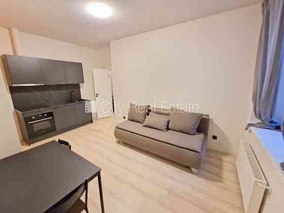 Фасадный дом, реновированный дом, закрытый двор, вход с улицы, лифт, лестничная Рига