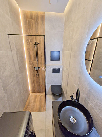 Fasādes māja, renovēta māja, slēgts pagalms, ieeja no ielas, ir lifts, kāpņu telpa pēc Rīga - foto 17