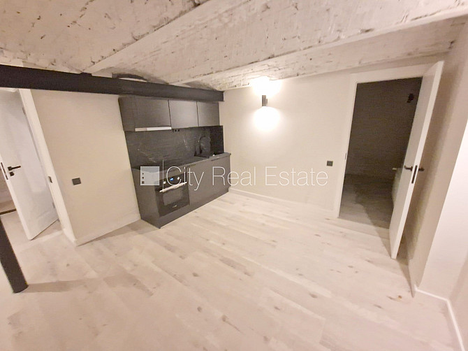 Фасадный дом, реновированный дом, закрытый двор, вход с улицы, полуподвал, Рига - изображение 1