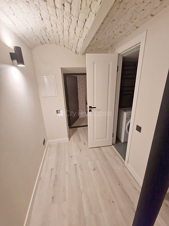 Фасадный дом, реновированный дом, закрытый двор, вход с улицы, полуподвал, Рига - изображение 8