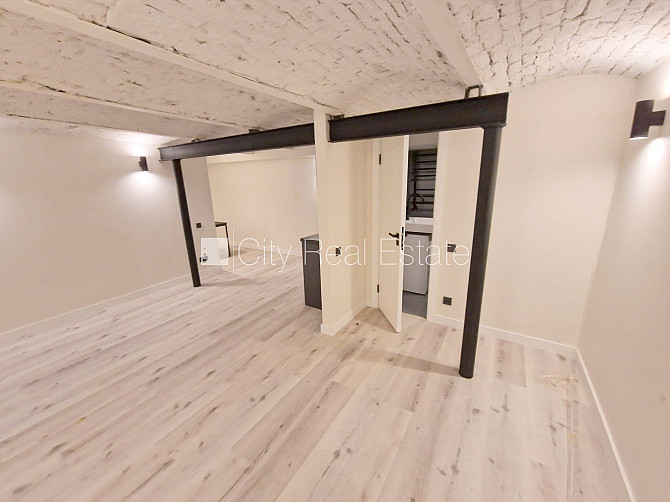 Фасадный дом, реновированный дом, закрытый двор, вход с улицы, полуподвал, Рига - изображение 7