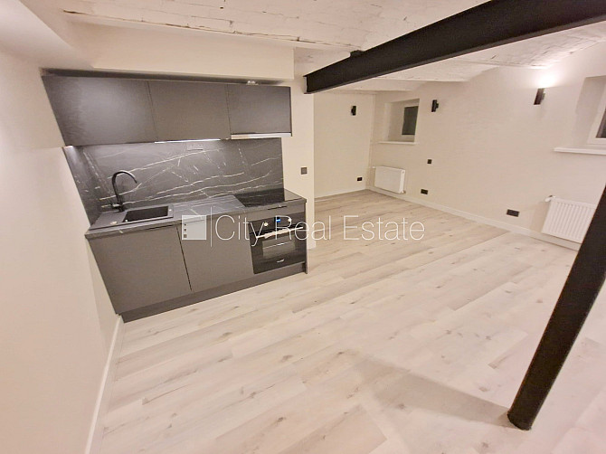 Фасадный дом, реновированный дом, закрытый двор, вход с улицы, полуподвал, Рига - изображение 1