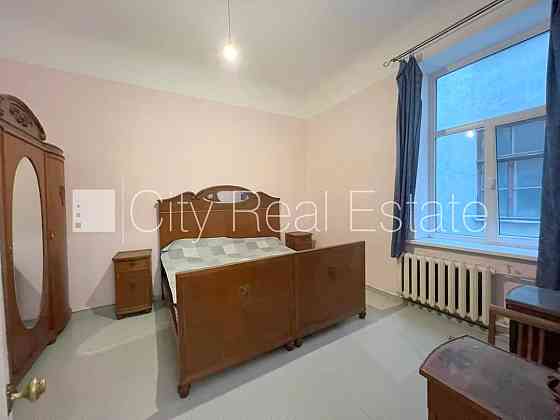 Место для машины, одна изолированная комната, проходные комнаты, высокие потолки, Рига