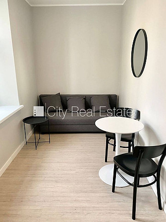 Здание во дворе, реновированный дом, закрытый двор, вход со двора, лестничная Рига - изображение 11