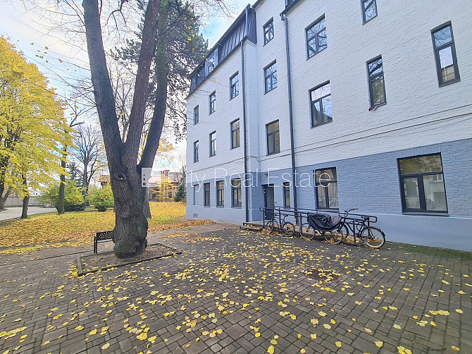 Здание во дворе, реновированный дом, закрытый двор, вход со двора, лестничная Рига - изображение 18