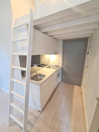 Здание во дворе, реновированный дом, закрытый двор, вход со двора, лестничная Рига - изображение 6