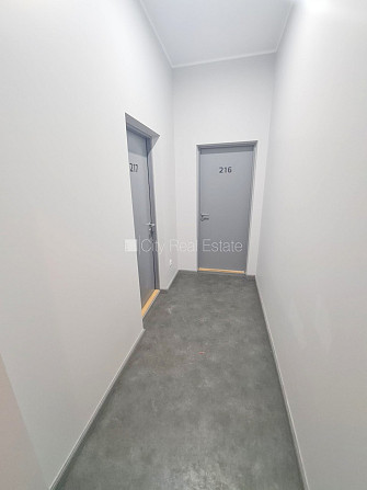 Здание во дворе, реновированный дом, закрытый двор, вход со двора, лестничная Рига - изображение 14