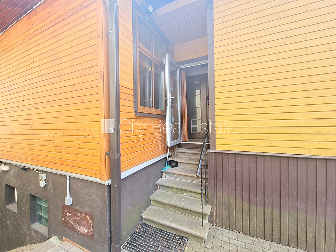 Фасадный дом, реновированный дом, закрытый двор, территория обнесена забором, Юрмала - изображение 15