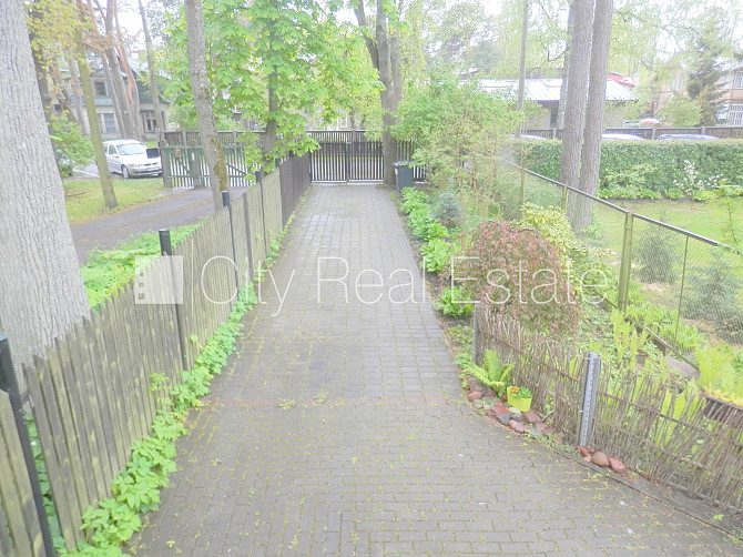 Фасадный дом, реновированный дом, закрытый двор, территория обнесена забором, Юрмала - изображение 12