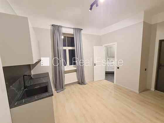 Здание во дворе, реновированный дом, закрытый двор, вход с улицы и со двора, лифт, Рига