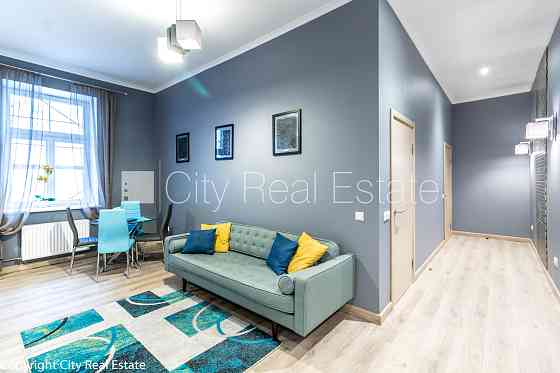 Фасадный дом, реновированный дом, закрытый двор, вход с улицы, лестничная клетка Rīga