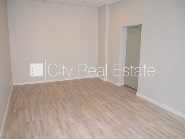 Fasādes māja, renovēta māja, objektu apsargā fiziskā apsardze, ieeja no ielas, kāpņu telpa Rīga - foto 3