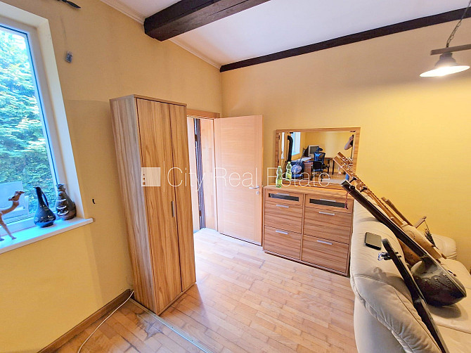 Puse mājas, labiekārtots apzaļumots pagalms, vieta automašīnai, ieeja no pagalma, terase, logi Jūrmala - foto 11