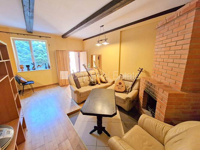 Puse mājas, labiekārtots apzaļumots pagalms, vieta automašīnai, ieeja no pagalma, terase, logi Jūrmala - foto 1