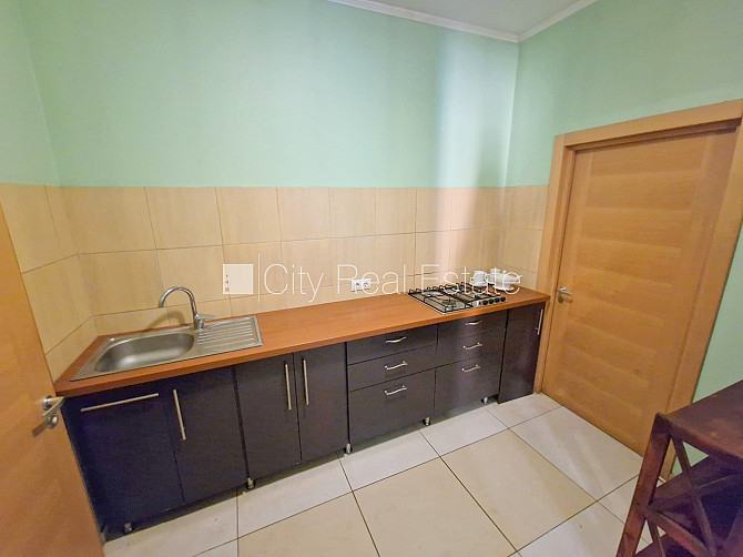 Puse mājas, labiekārtots apzaļumots pagalms, vieta automašīnai, ieeja no pagalma, terase, logi Jūrmala - foto 12