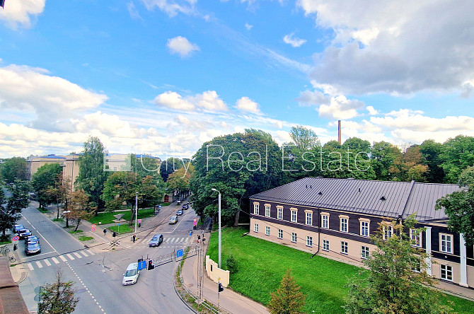 Fasādes māja, renovēta māja, labiekārtots apzaļumots pagalms, teritorijas iebrauktuves vārti Rīga - foto 14