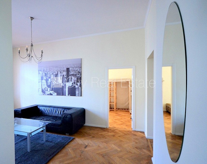 Fasādes māja, renovēta māja, labiekārtots apzaļumots pagalms, teritorijas iebrauktuves vārti Rīga - foto 2