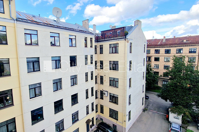 Fasādes māja, renovēta māja, labiekārtots apzaļumots pagalms, teritorijas iebrauktuves vārti Rīga - foto 11