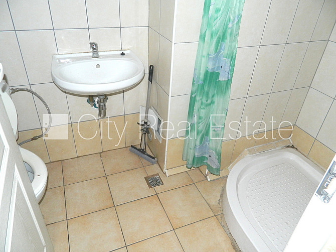 Fasādes māja, ieeja no ielas, ir lifts, kāpņu telpa pēc kosmētiskā remonta, logi vērsti uz Rīga - foto 10