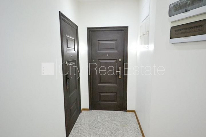 Fasādes māja, ieeja no ielas, ir lifts, kāpņu telpa pēc kapitālā remonta, logi vērsti uz Rīga - foto 13