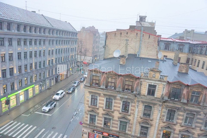 Fasādes māja, ieeja no ielas, ir lifts, kāpņu telpa pēc kapitālā remonta, logi vērsti uz Rīga - foto 9