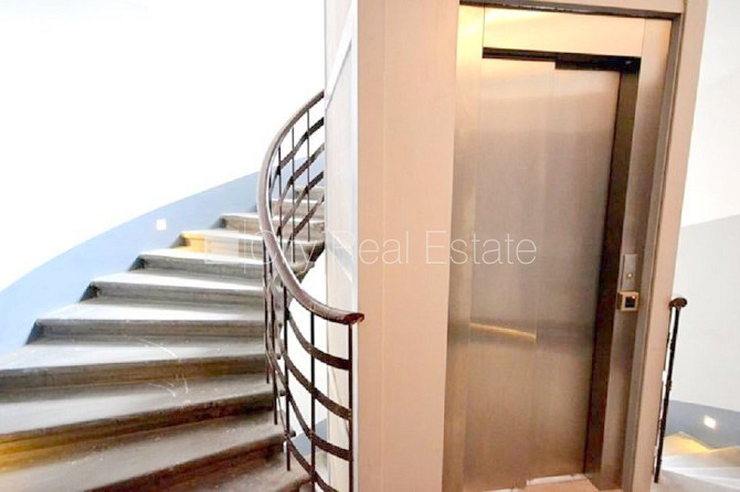 Fasādes māja, ieeja no ielas, ir lifts, kāpņu telpa pēc kapitālā remonta, logi vērsti uz Rīga - foto 15