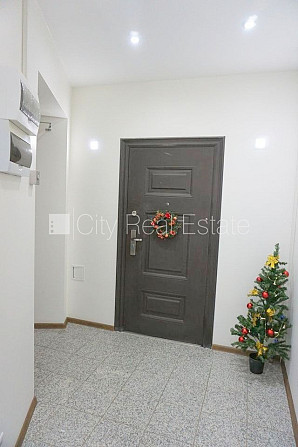 Fasādes māja, ieeja no ielas, ir lifts, kāpņu telpa pēc kapitālā remonta, logi vērsti uz Rīga - foto 14