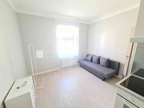 Фасадный дом, реновированный дом, закрытый двор, вход с улицы, лестничная клетка Rīga