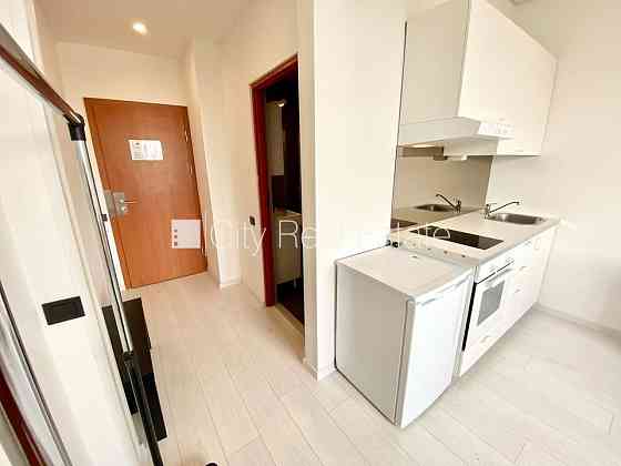 Новостройка, фасадный дом, закрытый двор, вход с улицы, лифт, лестничная клетка Рига