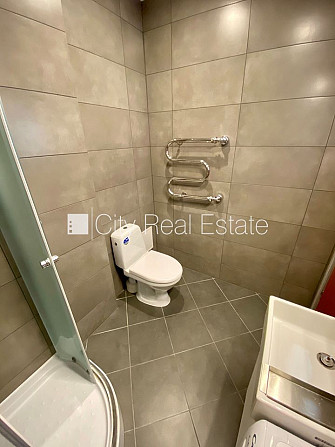 Новостройка, фасадный дом, закрытый двор, вход с улицы, лифт, лестничная клетка Рига - изображение 9