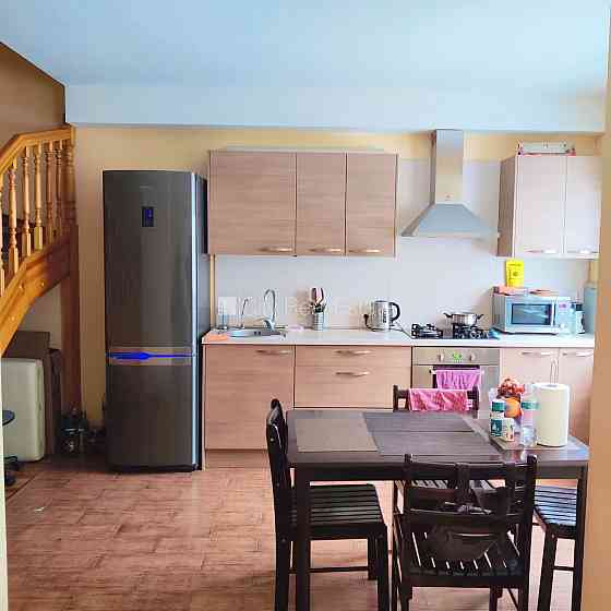 Новостройка, благоустроенная озеленённая территория, место для машины, вход с Рига