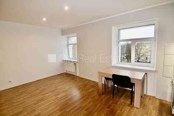 Дом во дворе, реновированный дом, вход с улицы, лестничная клетка после Рига