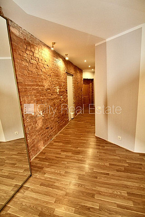 Дом во дворе, реновированный дом, вход с улицы, лестничная клетка после Рига - изображение 8