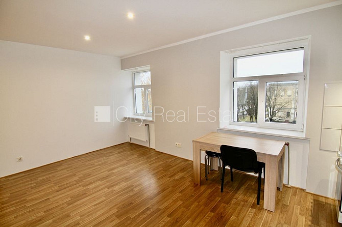 Дом во дворе, реновированный дом, вход с улицы, лестничная клетка после Рига - изображение 4