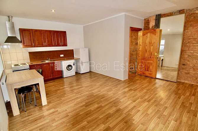 Дом во дворе, реновированный дом, вход с улицы, лестничная клетка после Рига - изображение 2