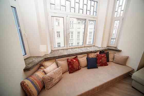 Фасадный дом, реновированный дом, вход с улицы, лифт, лестничная клетка после Рига