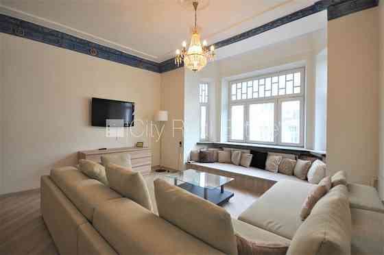 Фасадный дом, реновированный дом, вход с улицы, лифт, лестничная клетка после Рига