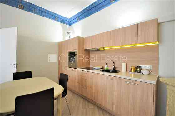 Фасадный дом, реновированный дом, вход с улицы, лифт, лестничная клетка после Рига