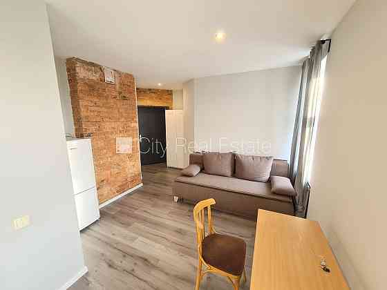 Здание во дворе, реновированный дом, закрытый двор, вход с улицы и со двора, Рига