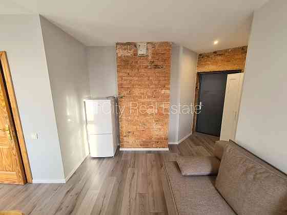 Здание во дворе, реновированный дом, закрытый двор, вход с улицы и со двора, Рига