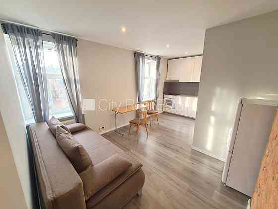 Здание во дворе, реновированный дом, закрытый двор, вход с улицы и со двора, Рига