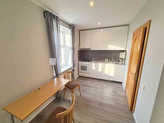 Здание во дворе, реновированный дом, закрытый двор, вход с улицы и со двора, Рига