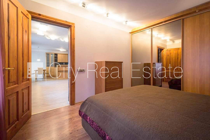 Fasādes māja, ieeja no ielas, kāpņu telpa pēc kosmētiskā remonta, logi vērsti mājas abās Rīga - foto 12