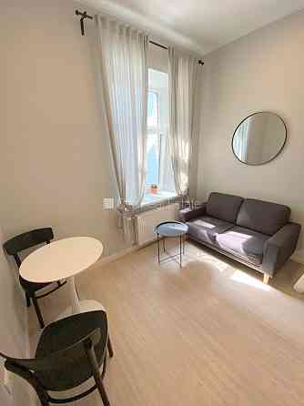 Фасадный дом, реновированный дом, закрытый двор, вход с улицы, лестничная клетка Рига