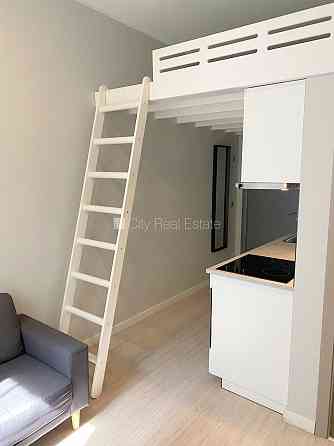 Фасадный дом, реновированный дом, закрытый двор, вход с улицы, лестничная клетка Рига