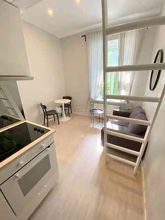 Фасадный дом, реновированный дом, закрытый двор, вход с улицы, лестничная клетка Рига