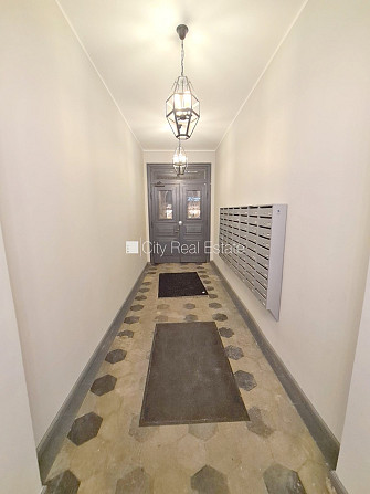 Фасадный дом, реновированный дом, закрытый двор, вход с улицы, лестничная клетка Рига - изображение 11