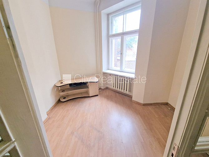 Fasādes māja, renovēta māja, ieeja no ielas, ir lifts, kāpņu telpa pēc kosmētiskā remonta, Rīga - foto 9