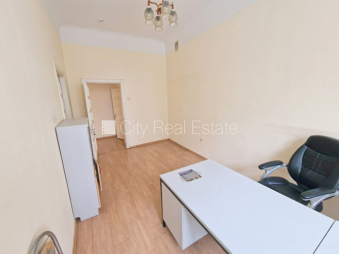 Fasādes māja, renovēta māja, ieeja no ielas, ir lifts, kāpņu telpa pēc kosmētiskā remonta, Rīga - foto 12