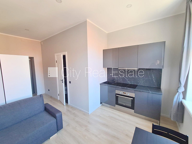 Фасадный дом, реновированный дом, вход с улицы и со двора, лифт, лестничная клетка Рига - изображение 4